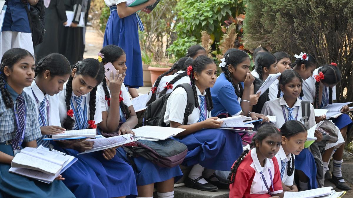 Karnataka guv urges govt to revisit SSLC third language grading system