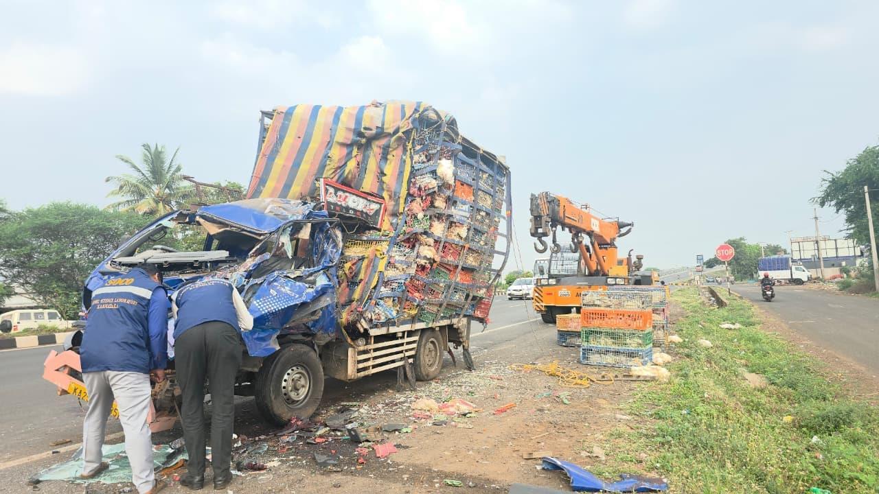 Two dead after poultry truck crashes into parked lorry in Belagavi