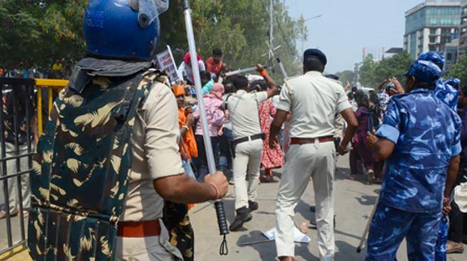 Bihar Police detain BPSC aspirants demonstrating in Patna