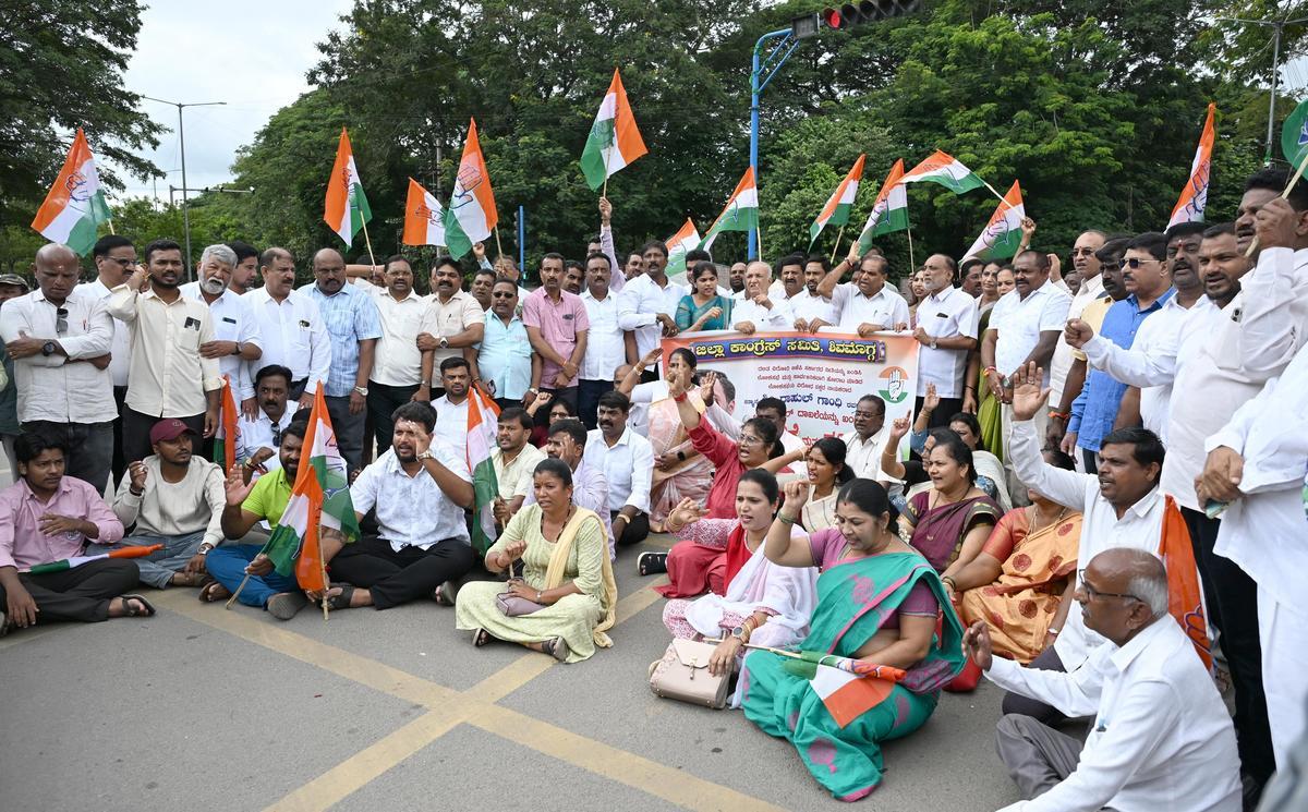 Karnataka Congress stages protest against FIR filed against Rahul Gandhi