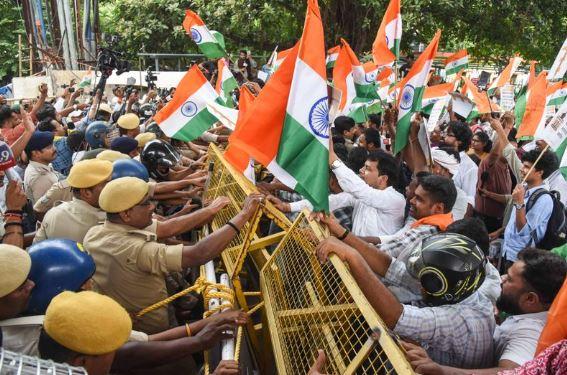 Bihar Job seekers detained following scuffle with police during Lok Bhavan protest