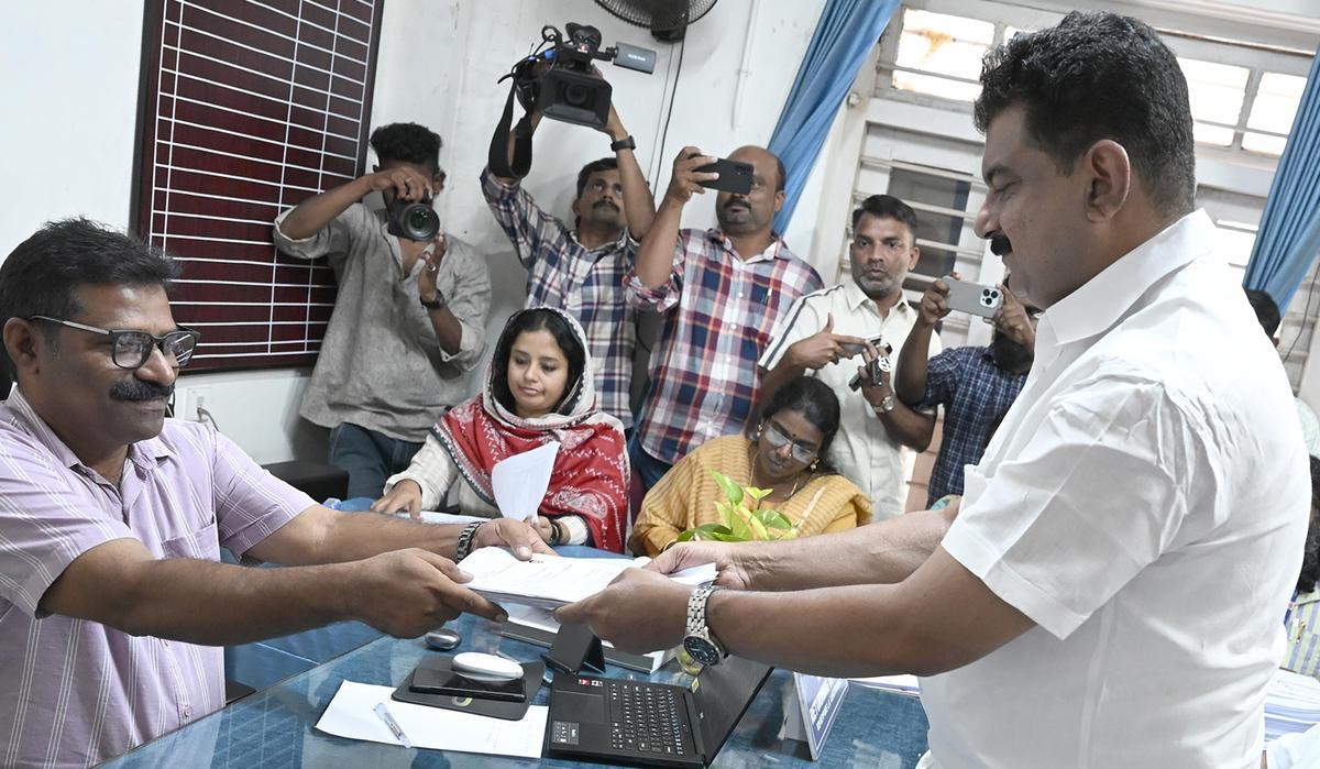 Kerala polls: 141 candidates submit nominations in Kozhikode; papers under scrutiny today