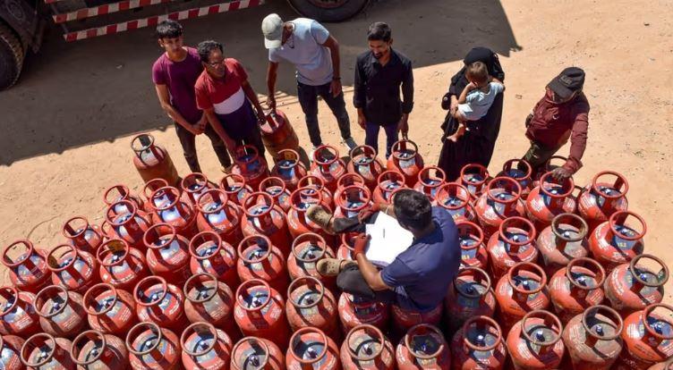 LPG shortage forces migrant workers to leave Kerala ahead of Ramzan and elections