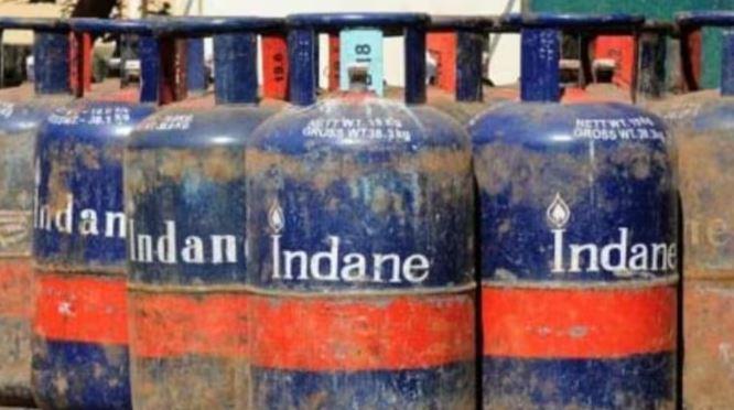 Commercial LPG gets costlier by Rs 195.5 amid global oil surge