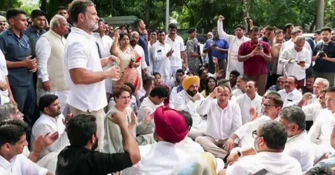 Rahul, Priyanka lead protest outside PM residence, seek Modi's resignation