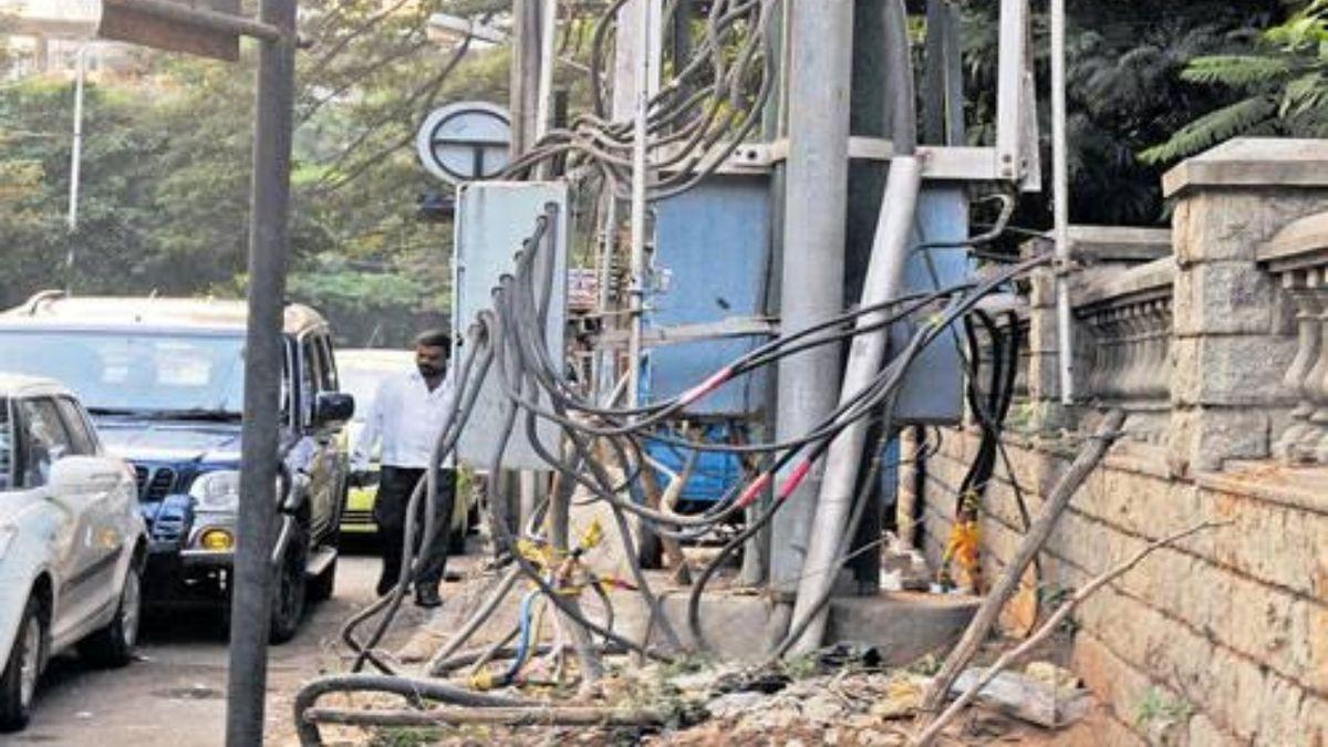 Byre Gowda orders survey of BESCOM obstructions on footpaths