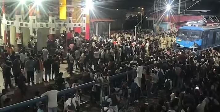 Chaos near Patna Railway tracks: police use force to disperse agitating crowd