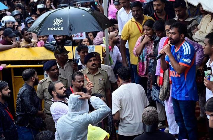 CJP defies heavy rains to stage protest in Bengaluru