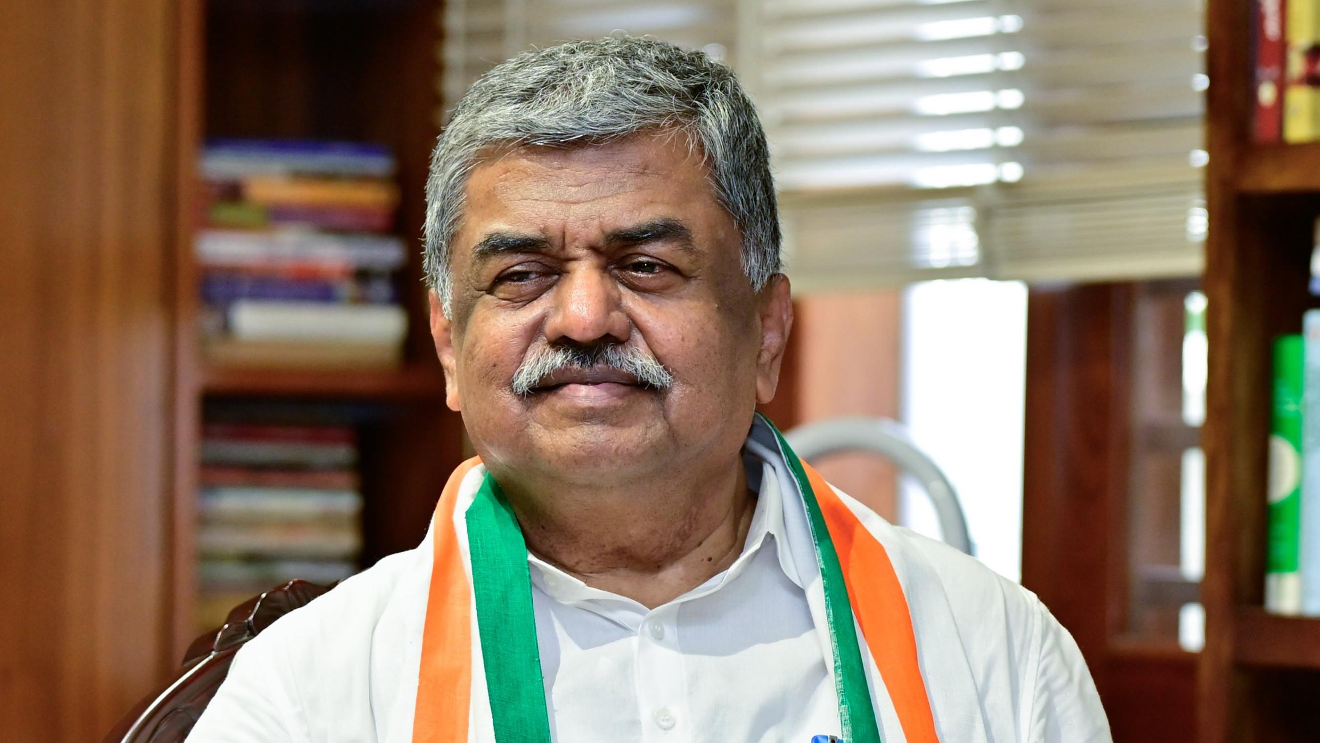 Hariprasad takes over as KPCC president amid massive Congress gathering