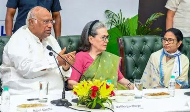 Kharge urges INDIA Bloc to stand united against national challenges