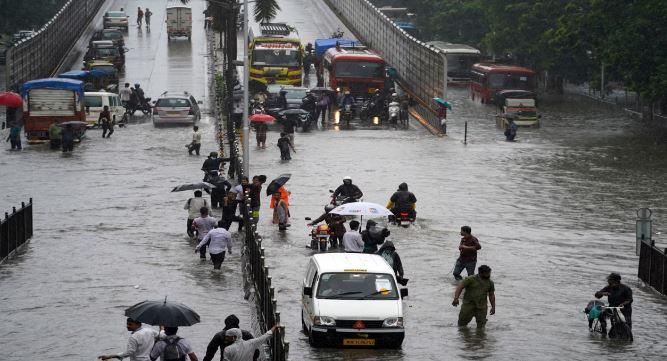 Mumbai Rain Havoc: Airport Runway Temporarily Halted, One Dead in Kurla Tree Incident