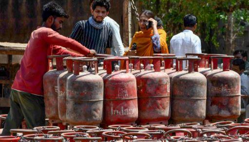 Congress accuses Modi govt of slashing Ujjwala subsidy, says Karnataka women hit by ₹900-crore burden