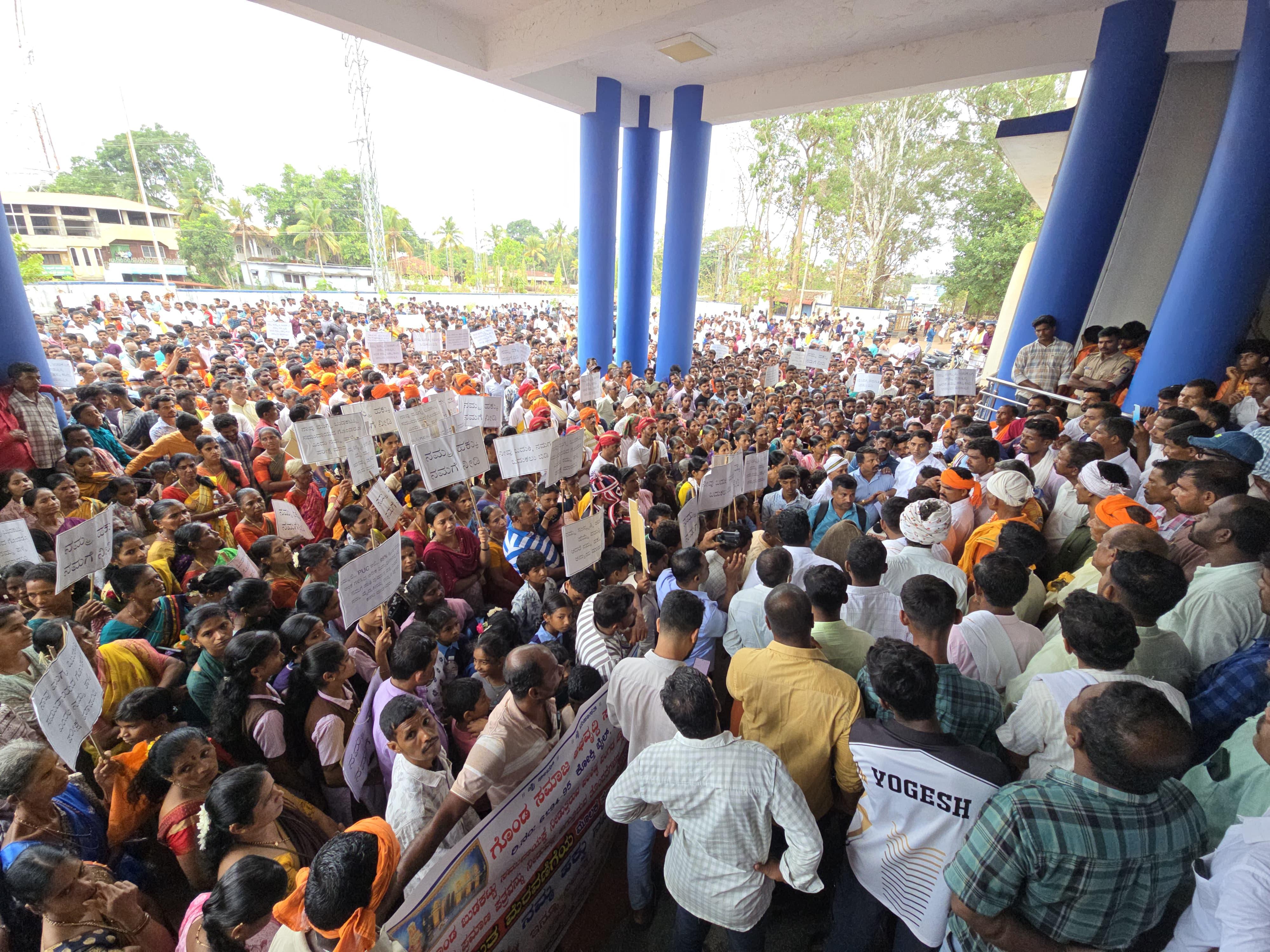 Thousands join silent protest in Bhatkal over delay in ST certificates for Gonda community