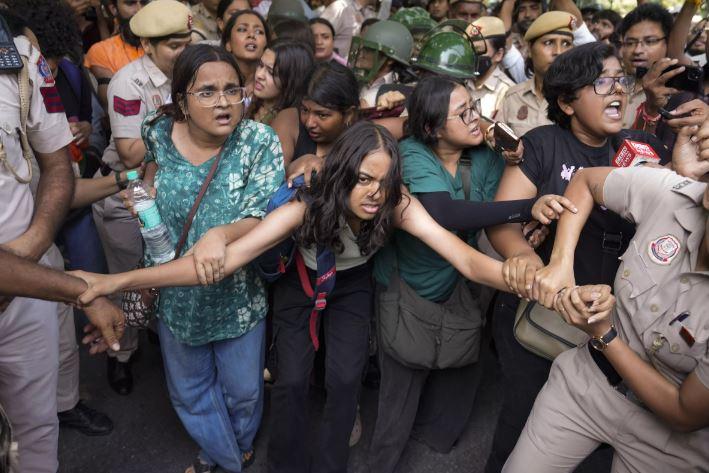 Delhi Police detain nearly 1,000 protesters at Jantar Mantar