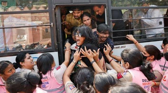 Delhi Police detains around 500 protesters during CJP stir against CEC