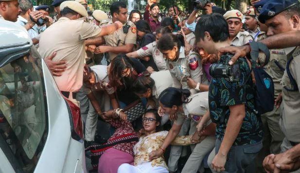 Journalists protest outside Delhi police station over sexual-harassment allegations