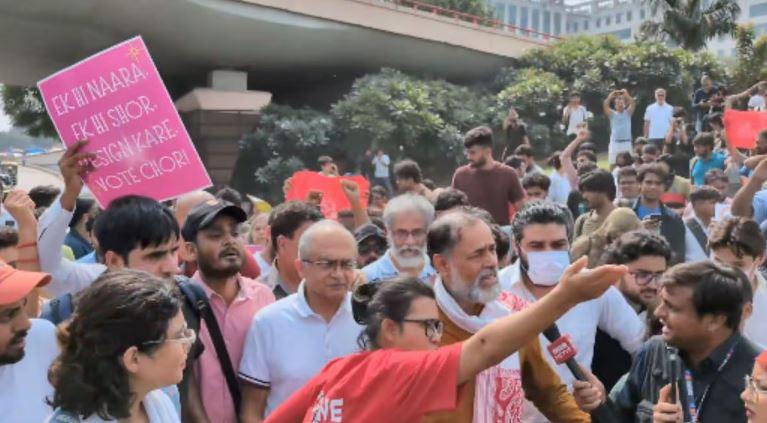 Neha, Dipankar Bhattacharya, Yogendra Yadav detained during Anti-CEC protest