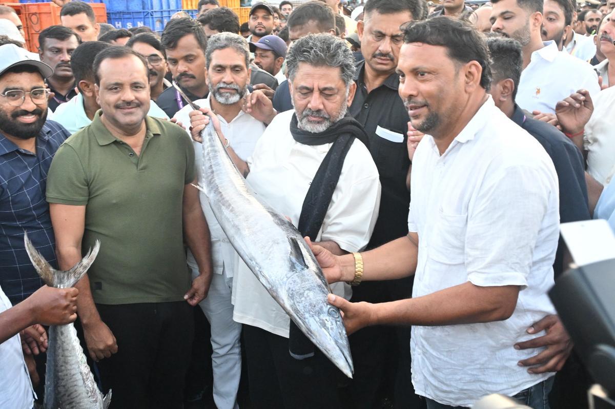 Karnataka CM Shivakumar visits Mangaluru fishing harbour, listens to fishermen’s concerns