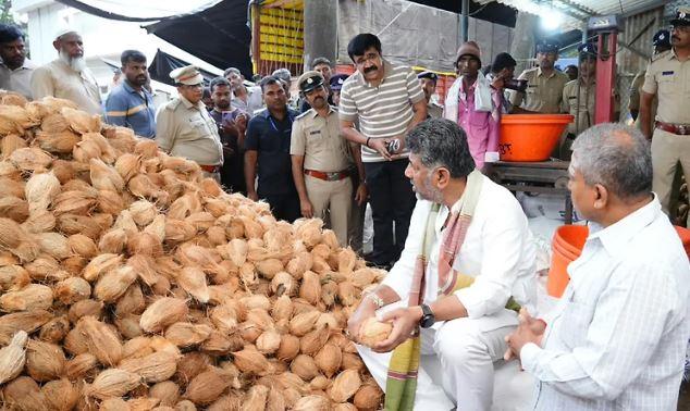 CM Shivakumar visits Yeshwanthpur APMC Yard, meets farmers and workers