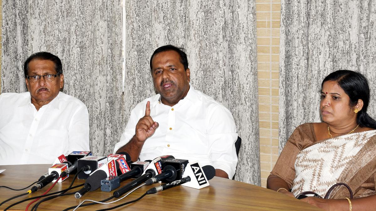 Khader slams government for inability to handle pourakarmika strike