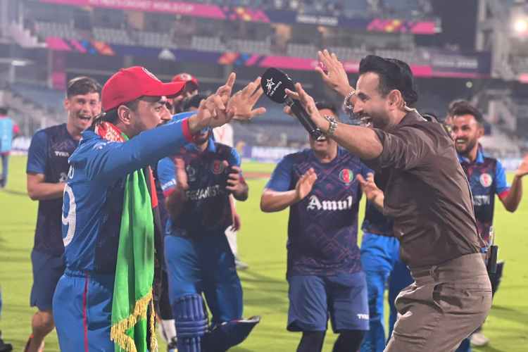 Irfan Pathan dances with Rashid Khan to fulfill his promise after Afghanistan's victory over Pakistan
