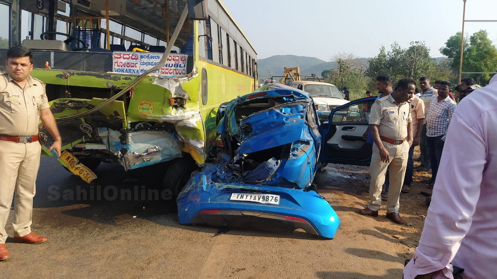 4 killed as car rams into bus in Karnataka's Ankola