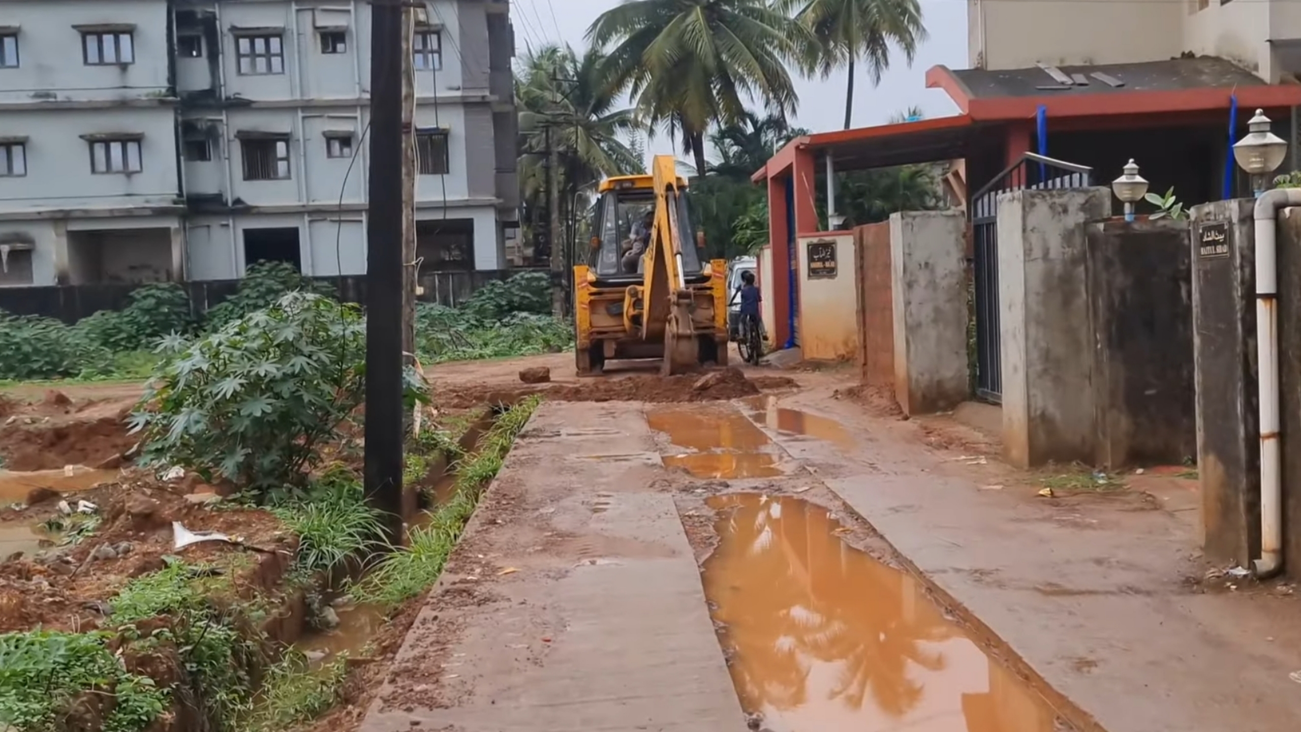 Incomplete UGD Work in Bhatkal's Upper Areas: Broken Roads and Contamination Raise Concerns for Wells