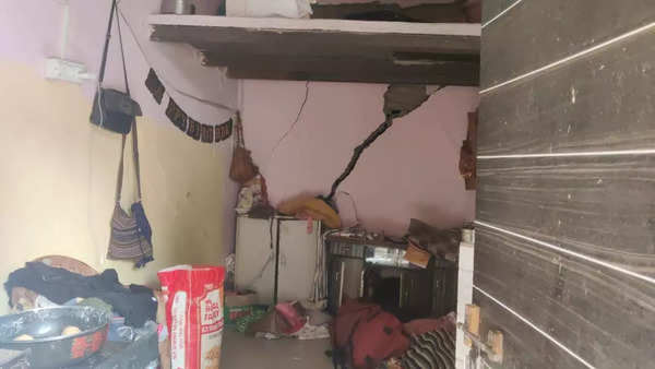 Thane: 250 families in 5 buildings vacated after slabs loosen, pillar develop cracks