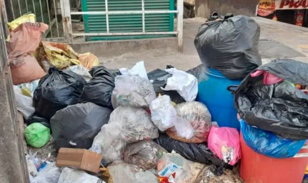Pourakarmikas’ protest: Garbage menace continues to haunt Mangaluru