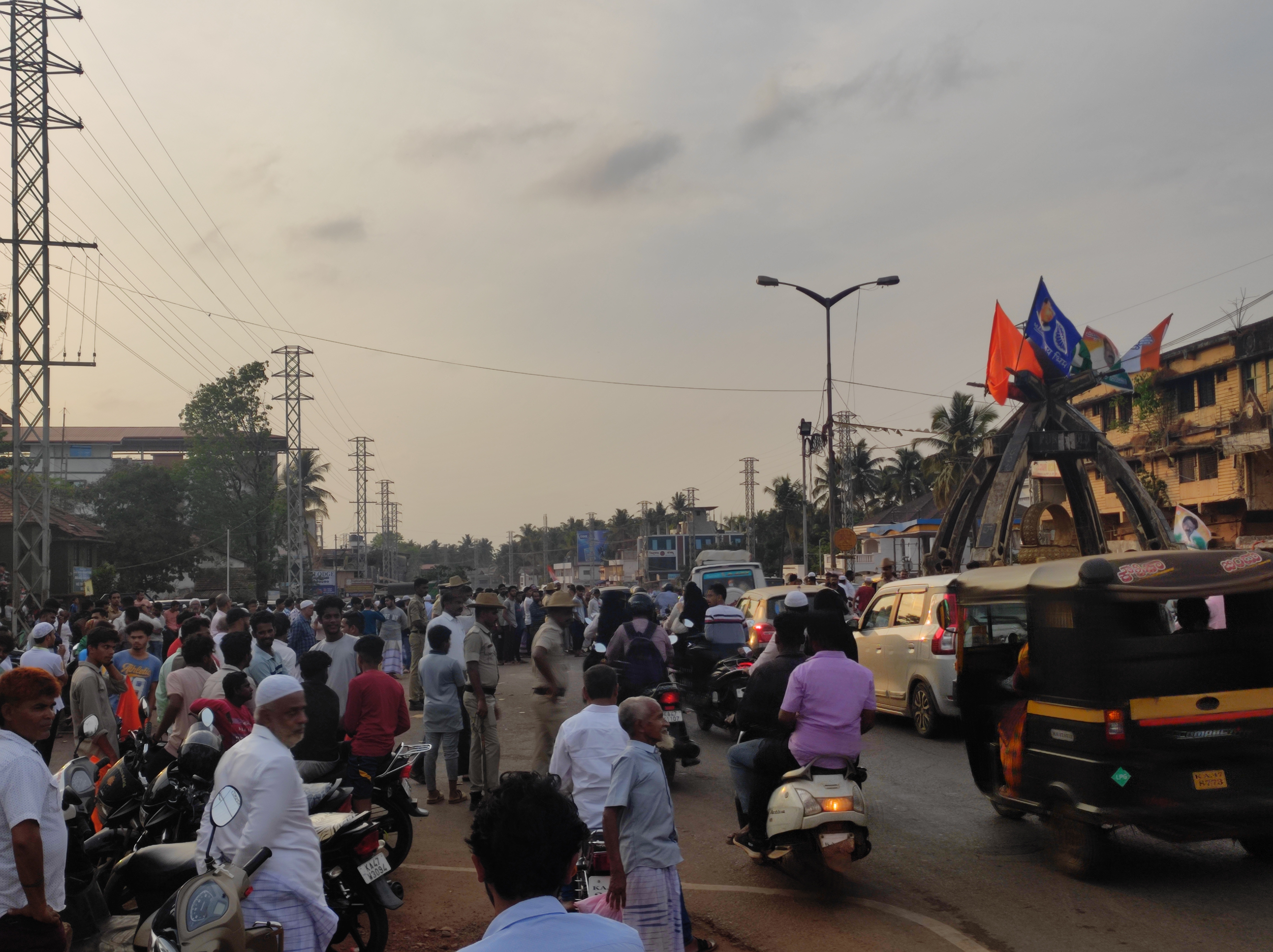 Bhatkal witnesses unity as Hindu, Muslim, and Dalit flags wave at Circle; Positive response defying negative social media propaganda
