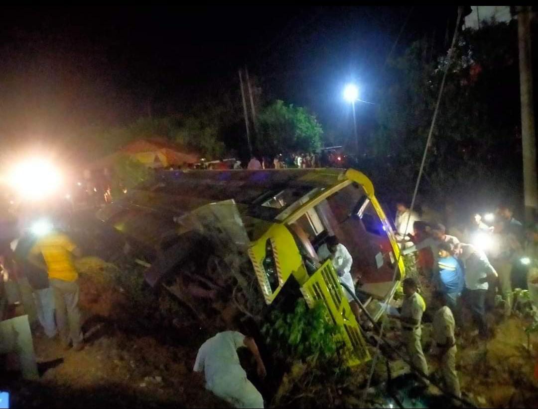 Car crashes with private bus on Manki NH-66; 1 dead, 35 hurt