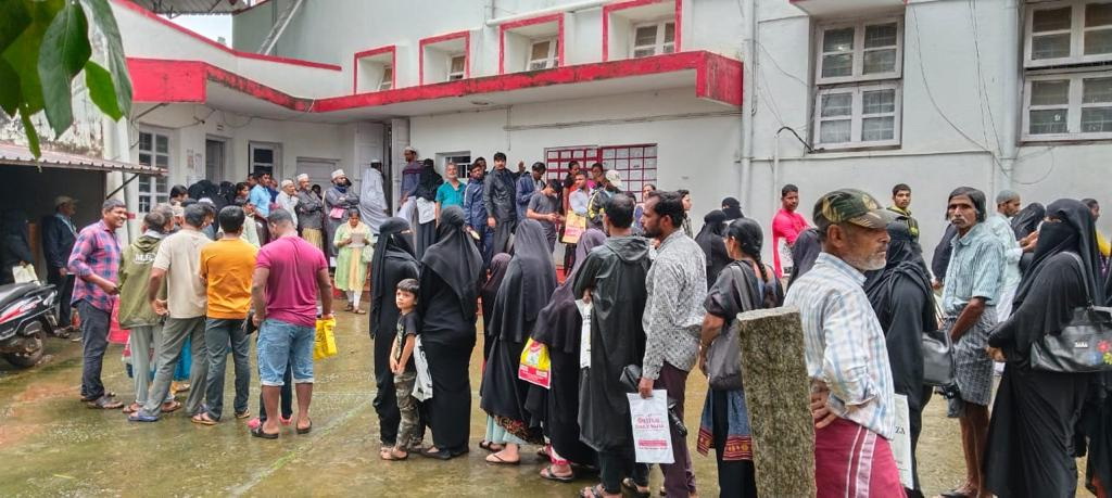 Aadhaar Card Woes Plague Gruha Lakshmi Scheme in Bhatkal; People Forced to Queue Outside Post Office Before Sunrise