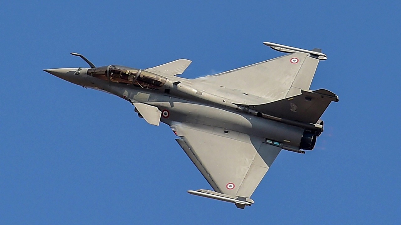 Cong again rakes up Rafale issue