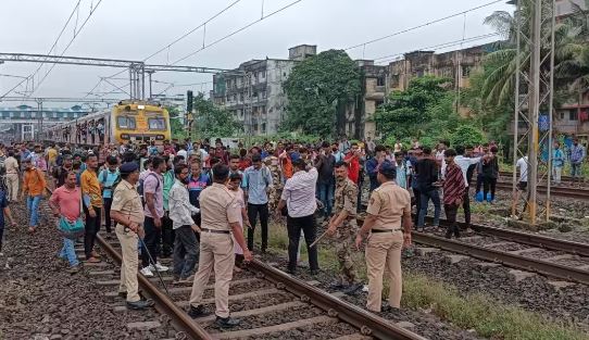 Commuters protest against train detention; traffic hit on Mumbai suburban section for 45 minutes