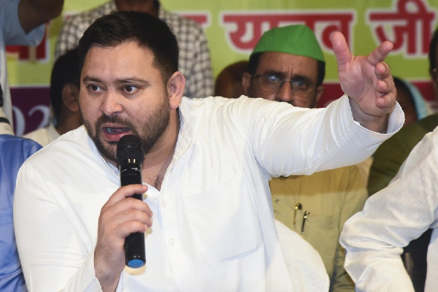 Tejashwi Yadav Alleges Nitish Kumar's Close Aides are Dominating Decisions