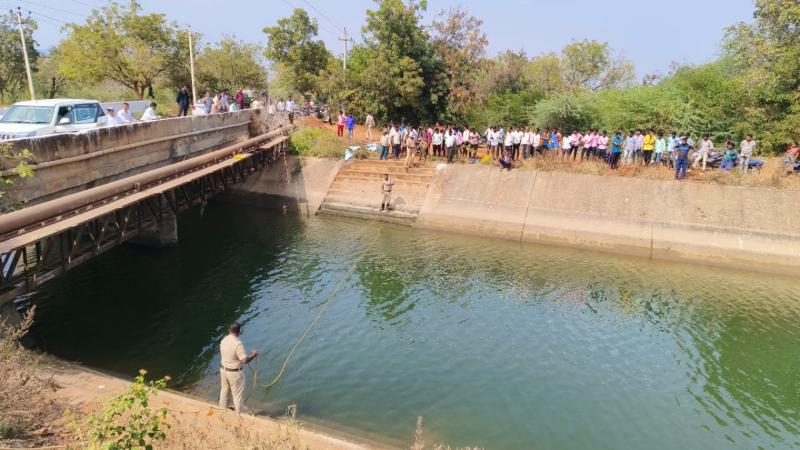 Vijayapura: Mother throws four children into canal, Attempts suicide; All children drown