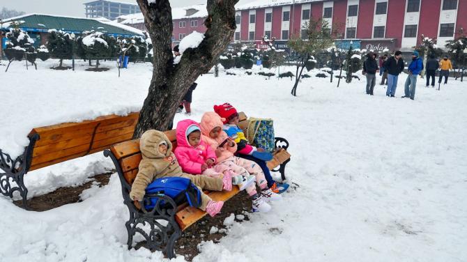 Kashmir Disrupted by Heavy Snowfall; Flights, Rail Services Halted, Jammu-Srinagar Highway Blocked