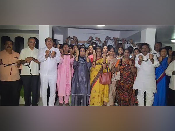 Andhra Pradesh: TDP leaders protest with tied hands against Chandrababu Naidu's arrest