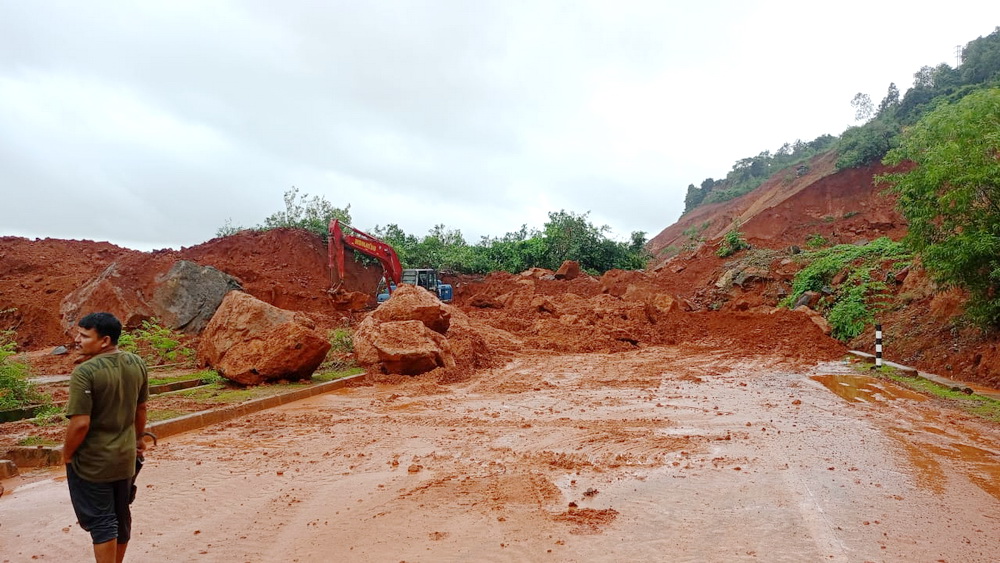 Ankola National Highway landslide: are two cars, two tankers, one Hotel, and residents of two houses buried in the debris?