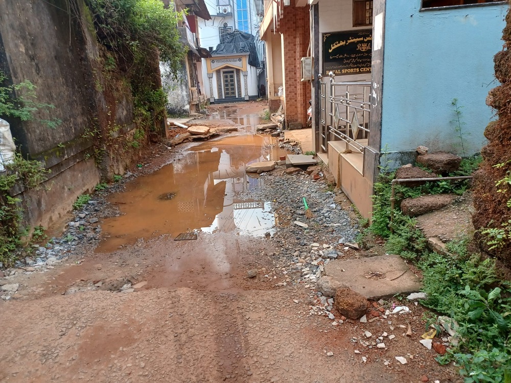 Widespread water wastage plagues Bhatkal as burst pipes drain thousands of liters daily