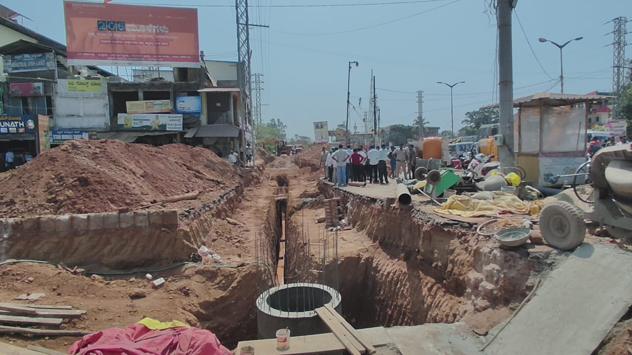 Drainage diversion halted at Bhatkal's Shamsuddin Circle following Municipal Councilors protest