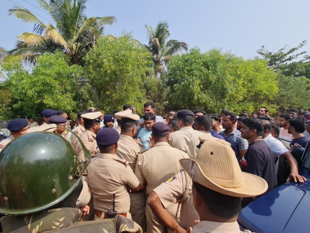 Bhatkal: Sangh Parivar members and Police face off outside Jali Masjid over unauthorized flagpole