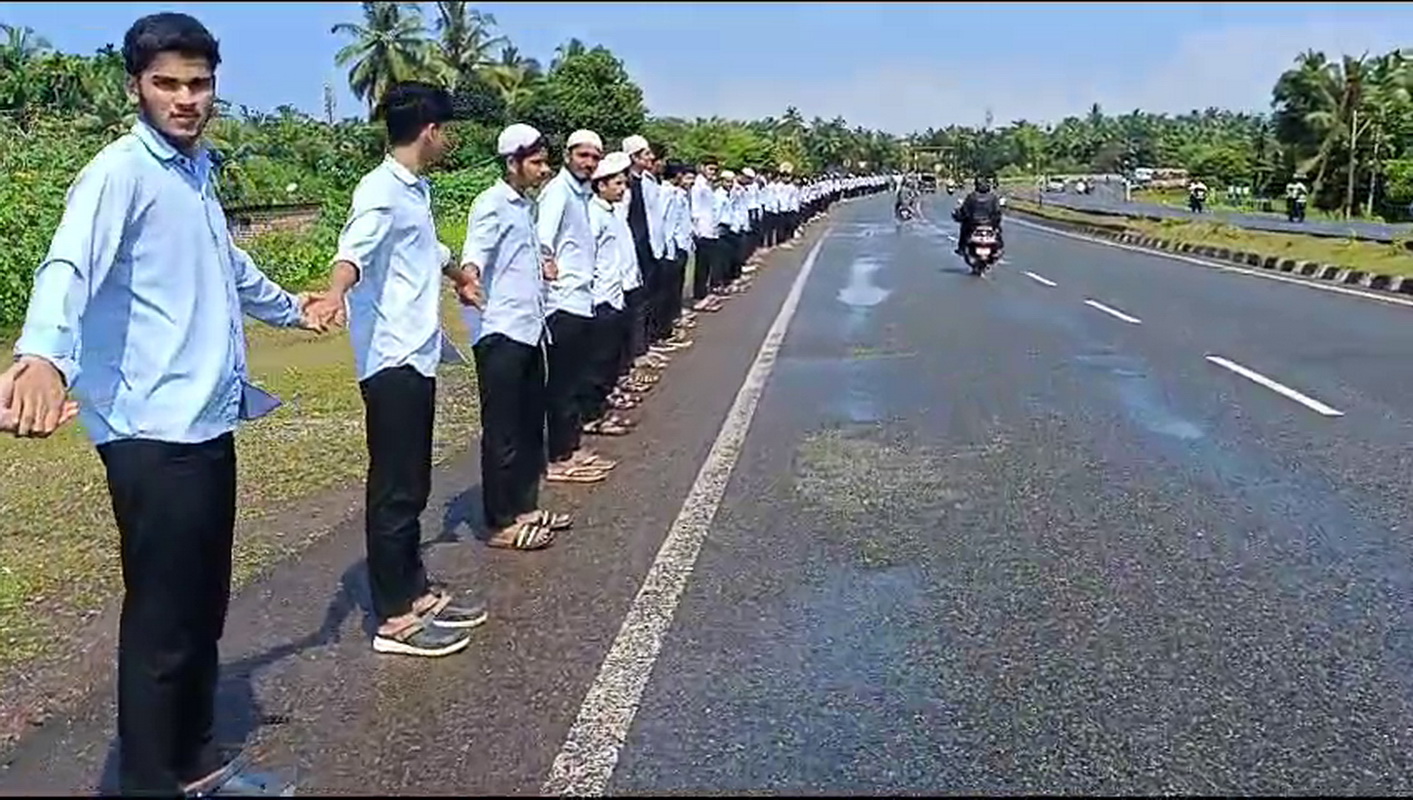 Historical human chain established in Bhatkal on International Democracy Day; Minister Mankal Vaidya appealed to strengthen the democratic system