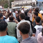 Bhatkal youth beaten while traveling from Hyderabad; Police prevent protesters from stopping bus in Bhatkal, angry protesters confront police