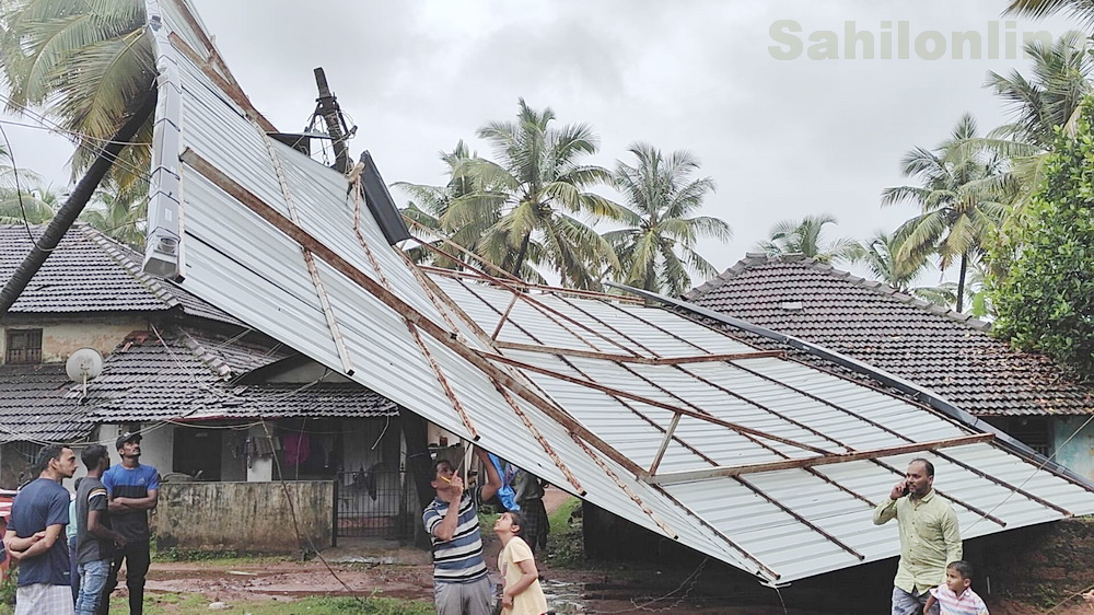 Torrential rains and stormy winds in Bhatkal and UK: Tin roof of mosque blown off, Schools closed on Monday