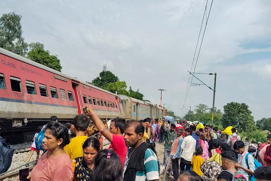 4 killed, 20 injured as Chandigarh-Dibrugarh Express derails near Gonda in Uttar Pradesh