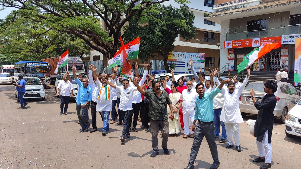 Congress leaders, workers in coastal Karnataka celebrate formation of party-led govt