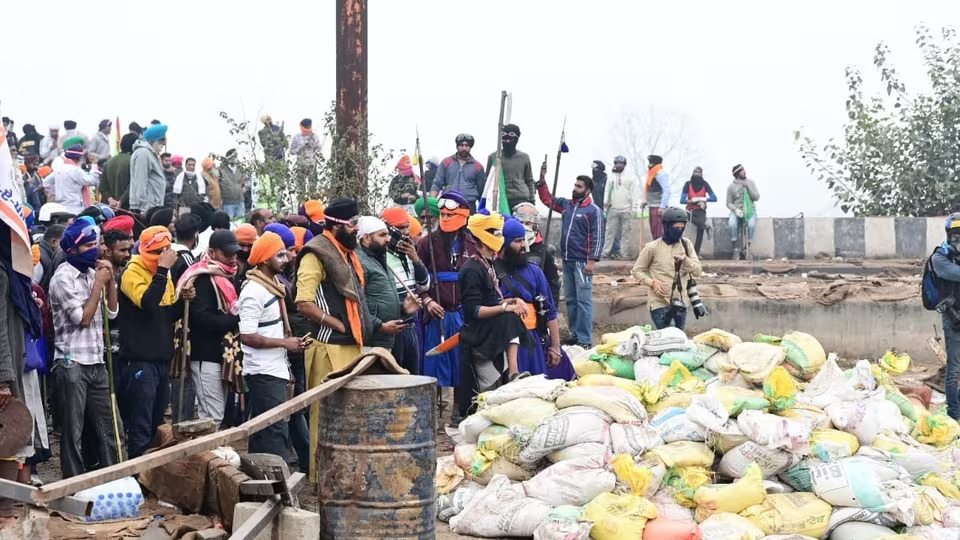 Skirmishes escalate as police deploy teargas against demonstrating farmers in Hisar, Haryana