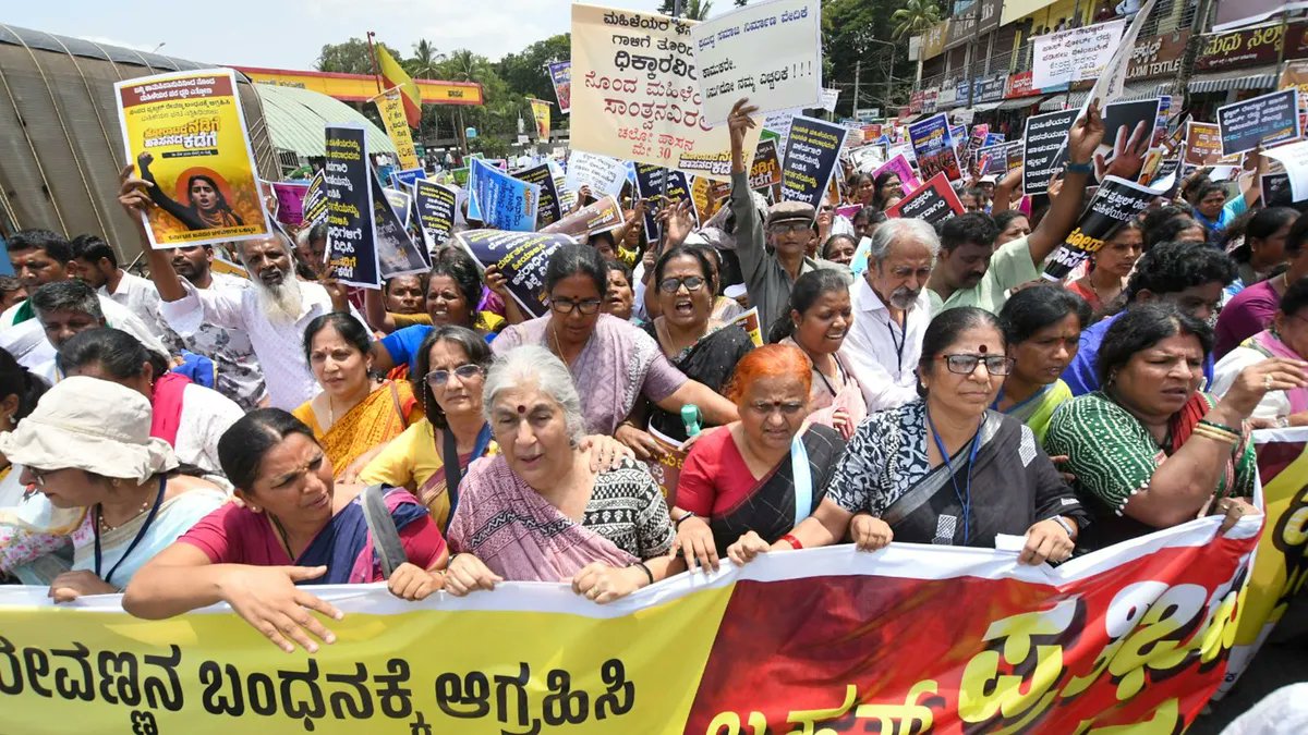 Hundreds take part in 'Hassan Chalo' protest against Prajwal Revanna, demand justice for victims