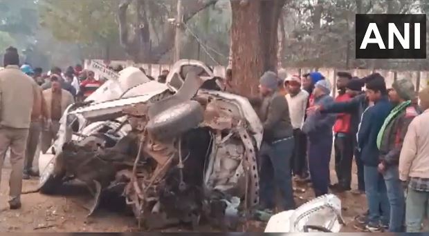 Six killed, two injured as car hits road divider in Jharkhand